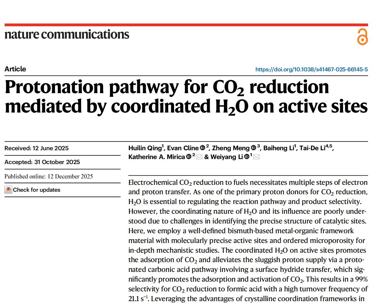 Protonation pathway for CO<sub>2</sub> reduction mediated by coordinated H<sub>2